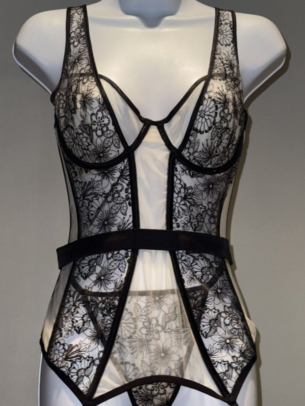 NWOT Victoria’s Secret Floral Embroidered Bustier Garter Corset + Panty Set L